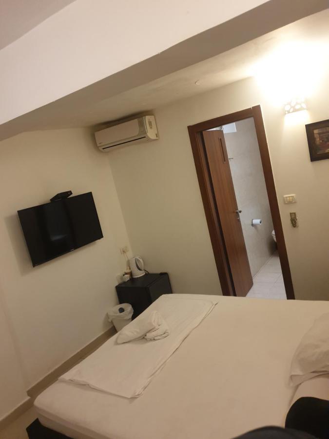Royal Motel *